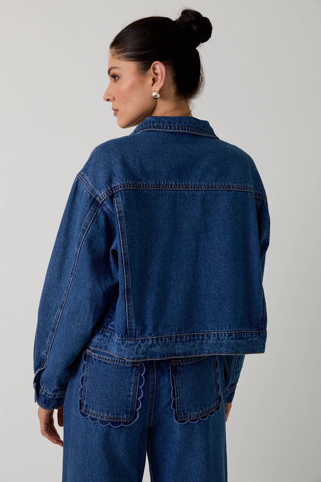 LONG SLEEVE SCALLOP EMBO POCKET DENIM JACKET