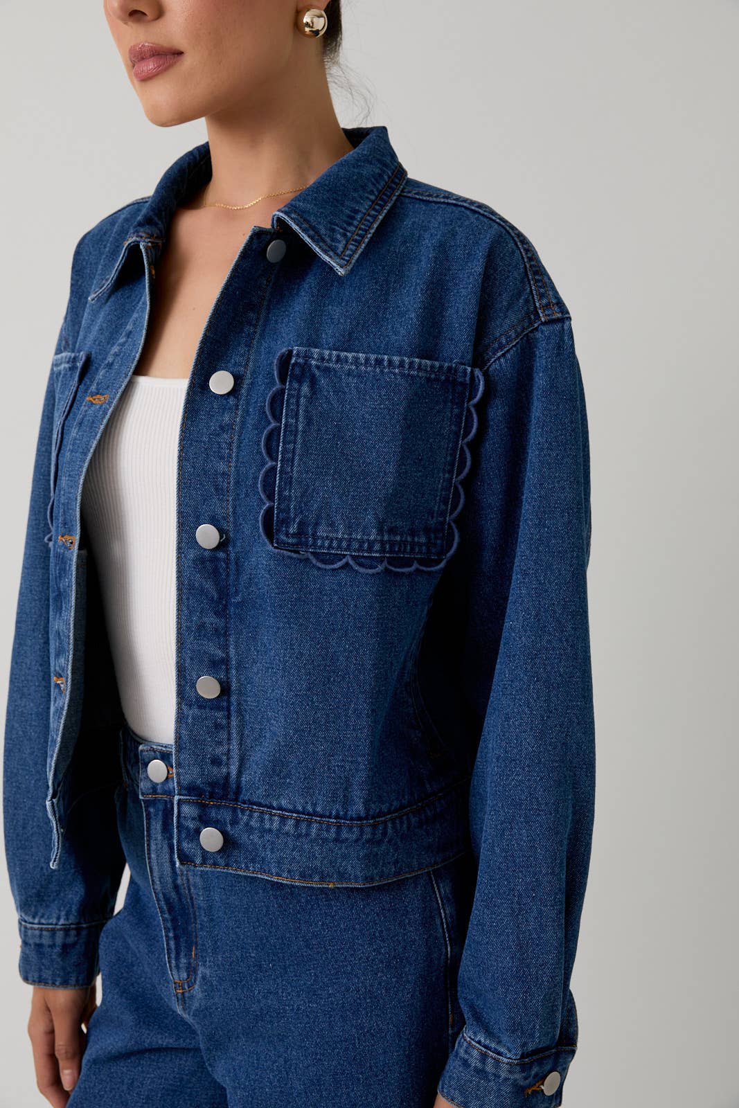LONG SLEEVE SCALLOP EMBO POCKET DENIM JACKET